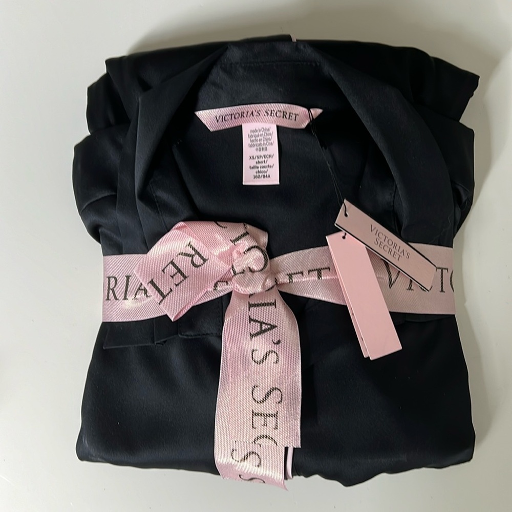 Satin PJ set . New with tag. Size xs